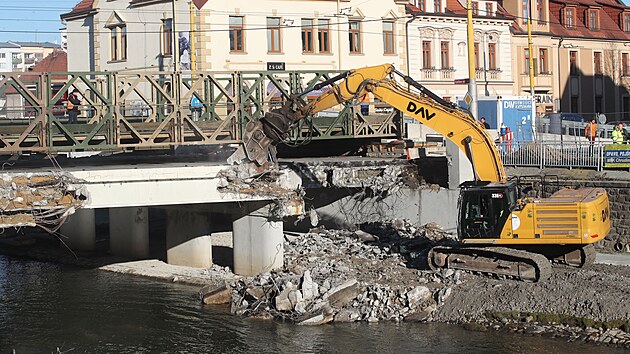 V centru Opavy zaala demolice mostu, kter byl pokozen pi zijovch povodnch. (18. ledna 2025)