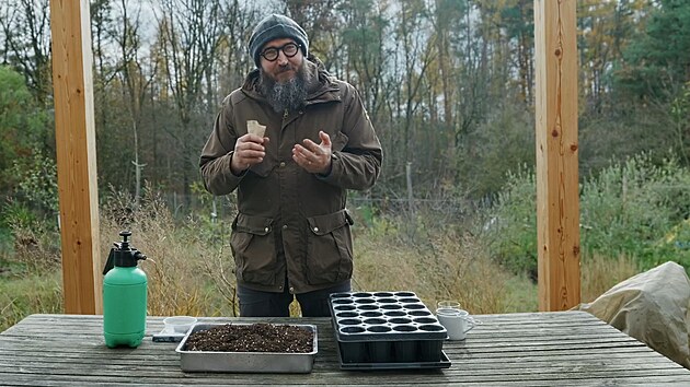 Sem�nka mandragory jsou pom�rn� drah� a n�ro�n� na p��i. Mus� se to s nimi um�t. Zahradn�k Tom� Trejbal rad�, jak to s nimi co nejl�pe skoulet.