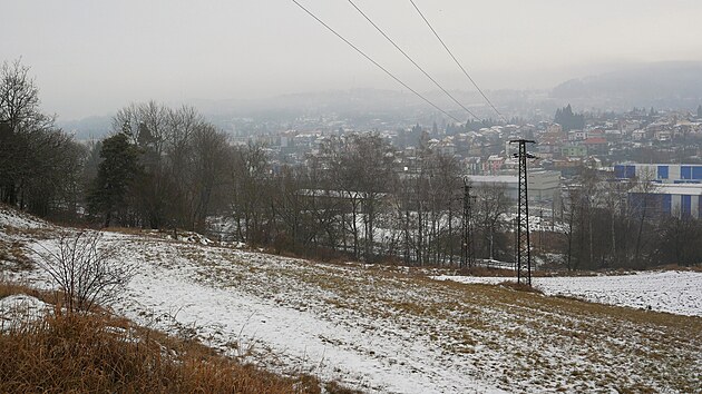 Trasa jihovchodnho obchvatu povede kolem betonrny za mstem nad vlakovm ndram, odtud pak k elezninmu mostu