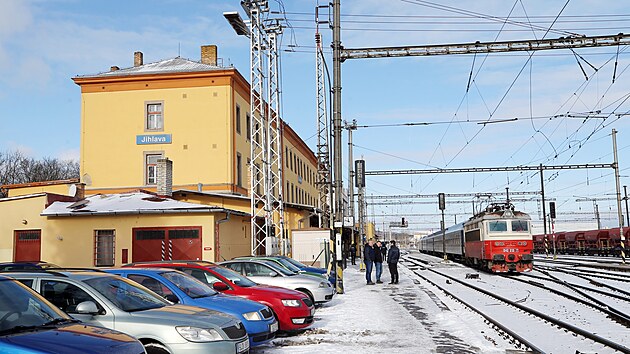 Na n�dra�� v Jihlav� vjel posunovan� osobn� vlak do j�zdn� dr�hy rychl�ku. Ob� soupravy v�as zastavily, ke sr�ce chyb�ly des�tky metr�.