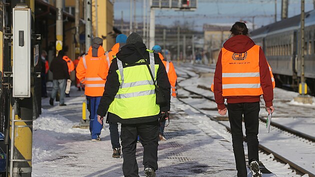 Na n�dra�� v Jihlav� vjel posunovan� osobn� vlak do j�zdn� dr�hy rychl�ku. Ob� soupravy v�as zastavily, ke sr�ce chyb�ly des�tky metr�.