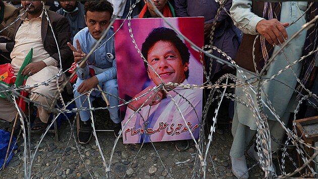 Podporovatel� b�val�ho premi�ra Imrana Ch�na