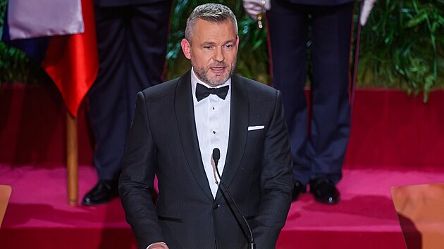 Slovensk� prezident Peter Pellegrini na slavnostn�m p�ed�v�n� st�tn�ch vyznamen�n� ve Slovensk� filharmonii v Bratislav� (11. ledna 2025)