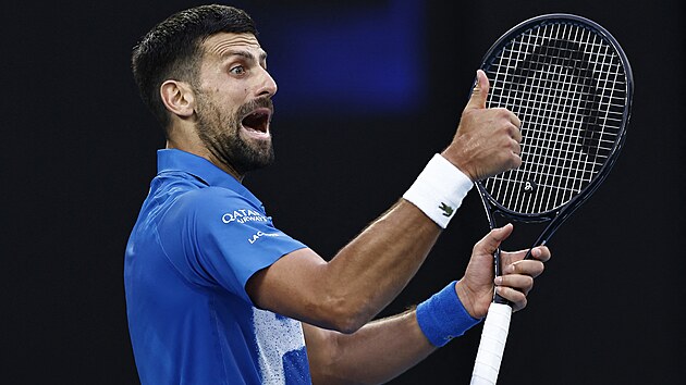 Novak Djokovi� gestikuluje b�hem osmifin�le Australian Open.
