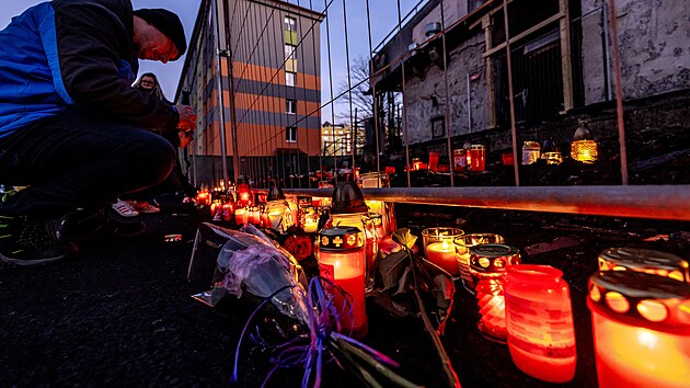 Pietn� m�sto p�ed restaurac� U Kojota, kde p�i po��ru zem�elo �est lid� a dal�� �ena pozd�ji podlehla zran�n�m v nemocnici. (13. ledna 2025)