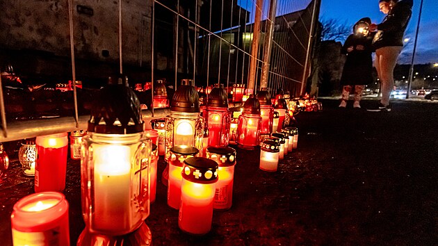 Pietn� m�sto p�ed restaurac� U Kojota, kde p�i po��ru zem�elo �est lid� a dal�� �ena pozd�ji podlehla zran�n�m v nemocnici. (13. ledna 2025)