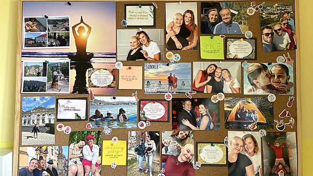 Kristnu pi lb mohl navtvovat jen omezen poet lid, jej sestra j proto vyrobila nstnku s fotografiemi zachycujcmi chvle s rodinou.