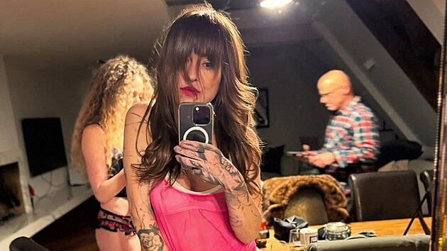 Kateřina Kaira Hrachovcová při focení aktů s hercem Hynkem Čermákem (leden 2025)