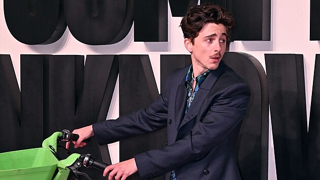 Americk� herec Timoth�e Chalamet dostal pokutu 65 liber (v p�epo�tu p�ibli�n� 1 950 korun) za to, �e p�i lond�nsk� premi��e filmu Bob Dylan: �pln� nezn�m� zaparkoval na �erven�m koberci zap�j�en� kolo (leden 2024).