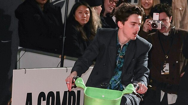 Americk� herec Timoth�e Chalamet dostal pokutu 65 liber (v p�epo�tu p�ibli�n� 1 950 korun) za to, �e p�i lond�nsk� premi��e filmu Bob Dylan: �pln� nezn�m� zaparkoval na �erven�m koberci zap�j�en� kolo (leden 2024).