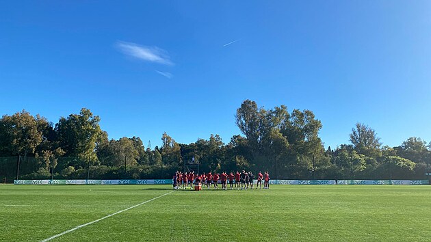 Spar�an�t� fotbalist� b�hem t�mov� porady na soust�ed�n� ve �pan�lsk� Marbelle.