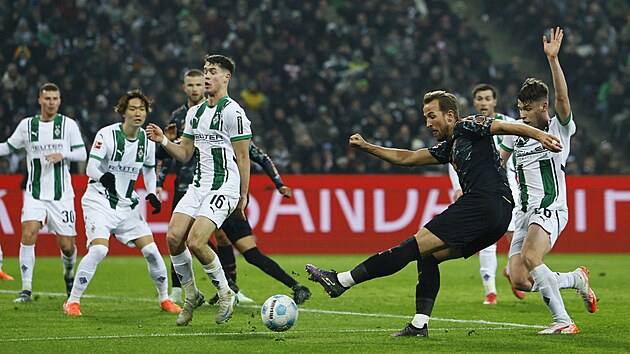 Úto�ník Bayernu Mnichov Harry Kane st�ílí na bránu Mönchengladbachu.