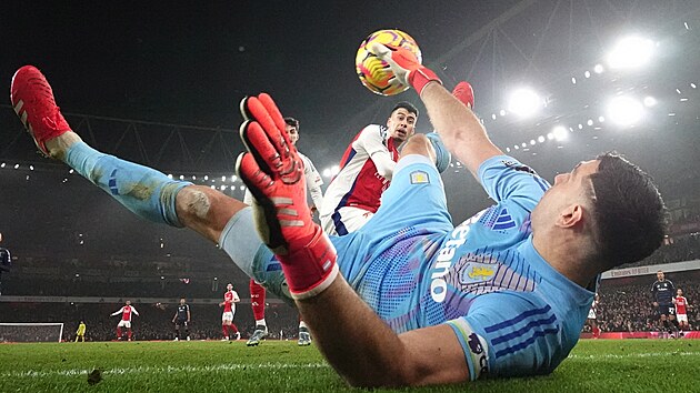 Brank�� Aston Villy Emiliano Mart�nez se sna��, aby balon nep�e�el ��ru v...