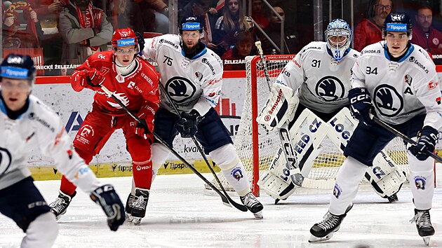 Petr Sikora (v �erven�m), �to�n�k hokejov�ch Ocel��� T�inec, p�ed plze�skou...