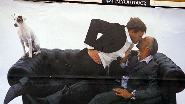 Billboard m�dn� zna�ky Ra-re z roku 2005. Kontroverzn� reklama od Oliviera Toscaniho zobrazuje dva mu�e v oblec�ch, jak se l�baj� a osah�vaj� na pohovce.