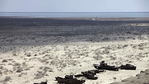 Vyschl� Aralsk� jezero se stalo h�bitovem pro lod�.