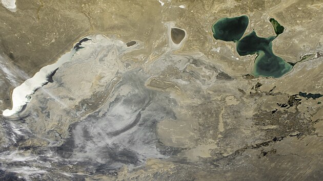 Duny a pou�t� p�soben�m sucha postupn� nahrazuj� Aralsk� jezero. Sn�mek vyfotila v roce 2023 pos�dka Mezin�rodn� vesm�rn� stanice (ISS).