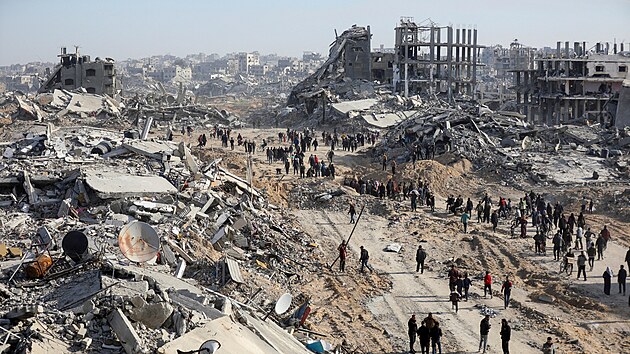 Vys�dlen� Palestinci se s po��tkem p��m��� mezi Ham�sem a Izraelem za��naj� vracet do zni�en�ch domov� v P�smu Gazy. Sn�mek poch�z� z oblasti na severu �zem�. (19. ledna 2025)