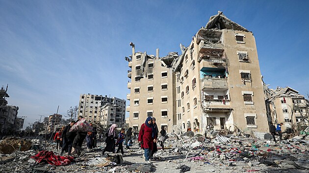 Vys�dlen� Palestinci se s po��tkem p��m��� mezi Ham�sem a Izraelem za��naj� vracet do zni�en�ch domov� v P�smu Gazy. Sn�mek je ze severu oblasti. (19. ledna 2025)