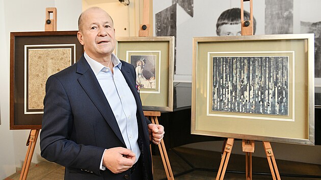 P�ed�n� sb�rky 66 kol�� spisovatele, b�sn�ka a v�tvarn�ka Ji��ho Kol��e Z�pado�esk� galerii v Plzni. Na sn�mku jej� �editel Roman Musil. (10. ledna 2025)