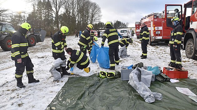 Hasi�i pom�hali na statku v �ichalov�, kde bylo pot�eba vyprostit uhynul� zv��ata ze �patn� p��stupn�ch prostor. Zasahovali v ochrann�ch oblec�ch. (15. ledna 2025)