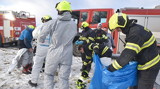 Hasi�i pom�hali na statku v �ichalov�, kde bylo pot�eba vyprostit uhynul� zv��ata ze �patn� p��stupn�ch prostor. Zasahovali v ochrann�ch oblec�ch. (15. ledna 2025)