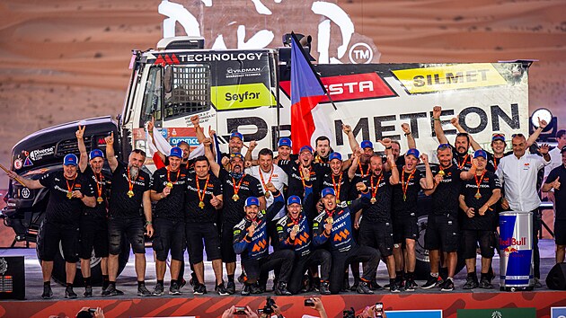 Martin Macík (dole první zleva) s týmem MM Technology a kamionem Bohoušem oslavují obhajobu vítězství na Rallye Dakar.