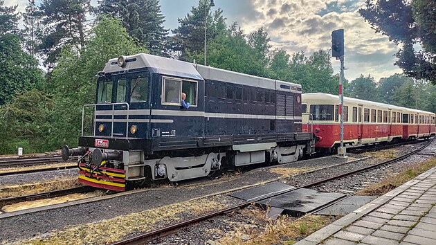 Souprava Pos�zavsk�ho Pacifiku s Hektorem T435.003 ve stanici Trhov� �t�p�nov