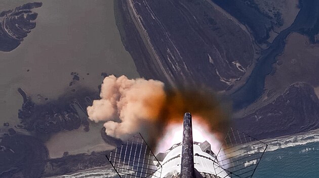 Pohled ze startuj�c�ho Starshipu IFT-6: v�horn� ��sti sn�mku je vid�t tov�rna Starfactory firmy SpaceX