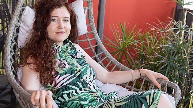 Ve voln�m �ase Eva nejrad�ji sed� na balkon� v z�v�sn�m k�es�lku.