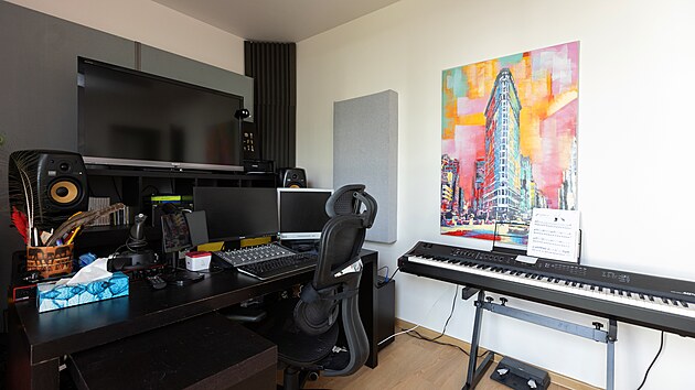 Tom� je zvuka�. Doma m� svou pracovnu, kde se m��e neru�en� v�novat pr�ci.