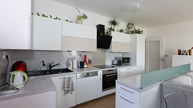 Kuchy� je pln� vybaven� a s ostr�vkem.