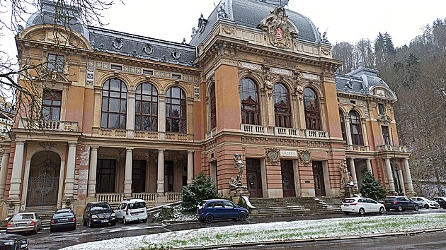 Budova byla postavena v letech 1893�1895 jako l�ze�sk� d�m. V roce 1988 tu l�ze�sk�ho provoz ukon�ili a pak tu a� do roku 1994 s�dlilo kasino. Kv�li �patn�mu technick�mu stavu pak byl objekt l�ta uzav�en.