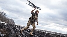 Ukrajinský voják vypou�tí výzv�dný dron u Pokrovsku. (14. ledna 2025)