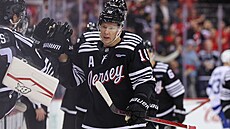 Ondej Palát z New Jersey si po vstelené brance plácá se spoluhrái.