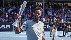Gael Monfils si u�ívá trofej pro vít�ze turnaje v Aucklandu.