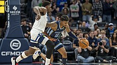 Ja Morant z Memphisu se �ítí do útoku, brání ho Anthony Edwards z Minnesoty.
