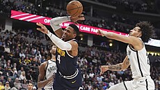 Russell Westbrook z Denveru zakon�uje, fauluje ho Jalen Wilson z Brooklynu.