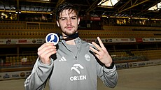 Litvínovský úto�ník Mat�j Ma�talí�ský s bronzovou medailí z hokejového MS do 20...