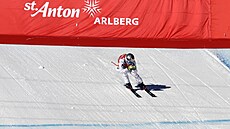 Ester Ledecká v cíli sjezdu v rakouském St. Antonu.