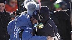 Federica Brignoneová (vpravo) a Lindsey Vonnová po sjezdu ve Svatém Antonu.