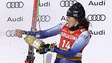 Federica Brignoneová slaví triumf ve sjezdu ve Svatém Antonu.