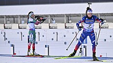 Francouzská biatlonistka Lou Jeanmonnotová uhání pry ze stelnice.