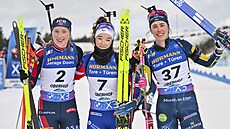 Zleva: Maren Kirkeeideová, Lou Jeanmonnotová a Elvira Öbergováuhání po stíhacím...