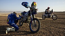 Antonio Maio sedí vedle svého motocyklu, kolem projí�dí Du�an Drdaj.