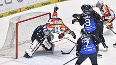 Pardubický úto�ník Luká� Sedlák letí p�ed plze�skou branku.