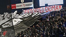 Vítkovi�tí fanou�ci vítají trenéra Václava Vara�u.