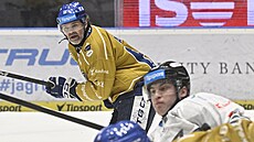 Jaromír Jágr (vzadu) v utkání Kladno vs. Karlovy Vary.