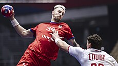 �eský házenká� Dominik Solák se tla�í do zakon�ení v utkání proti �výcarsku.