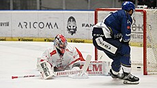 Kladenský úto�ník Eduards Tralmaks p�ekonává Jakuba Sedlá�ka v brance Olomouce.